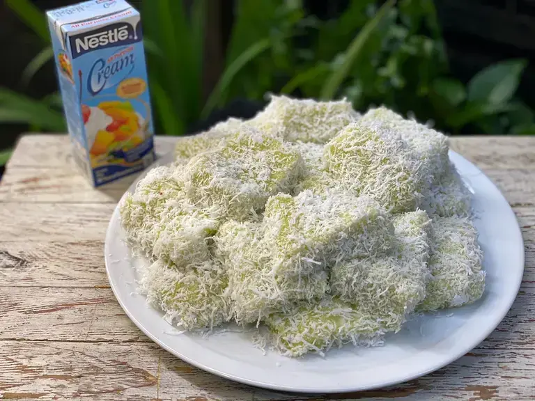 Creamy Cassava and Pandan Cake