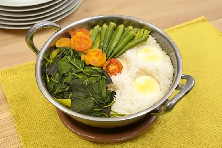 Steamed Vegetables and Eggs On Rice