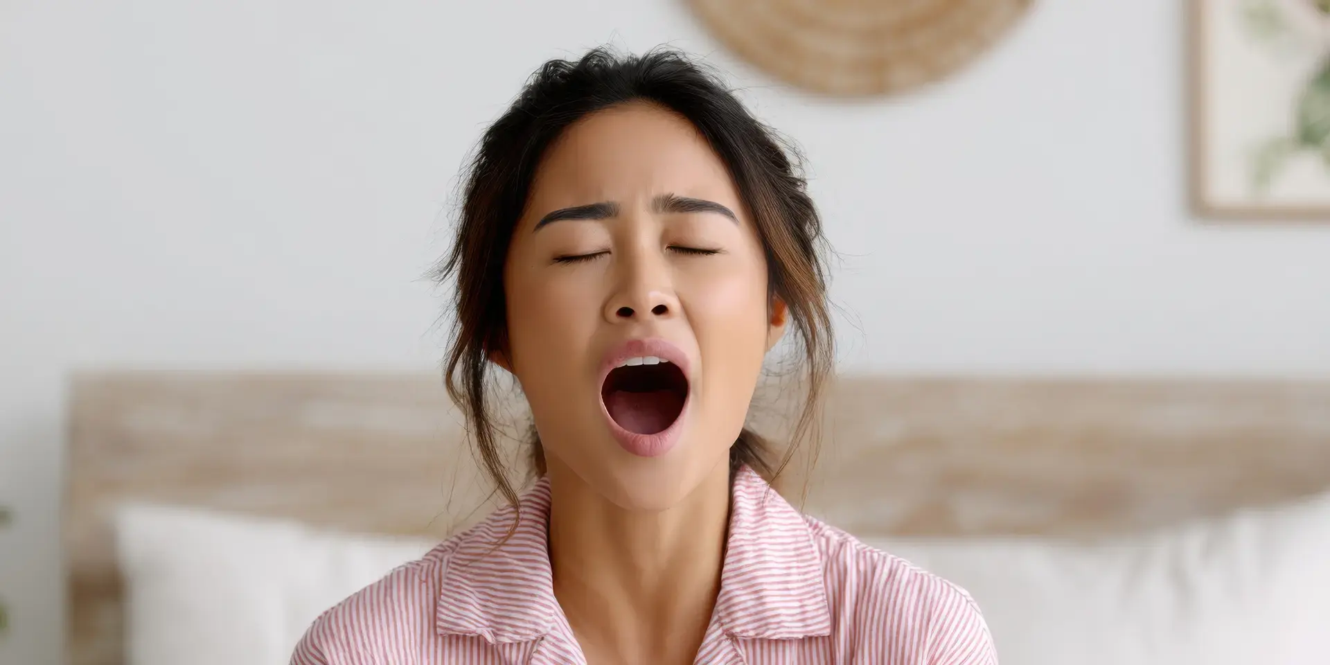 Nanay na mukhang pagod at antok.