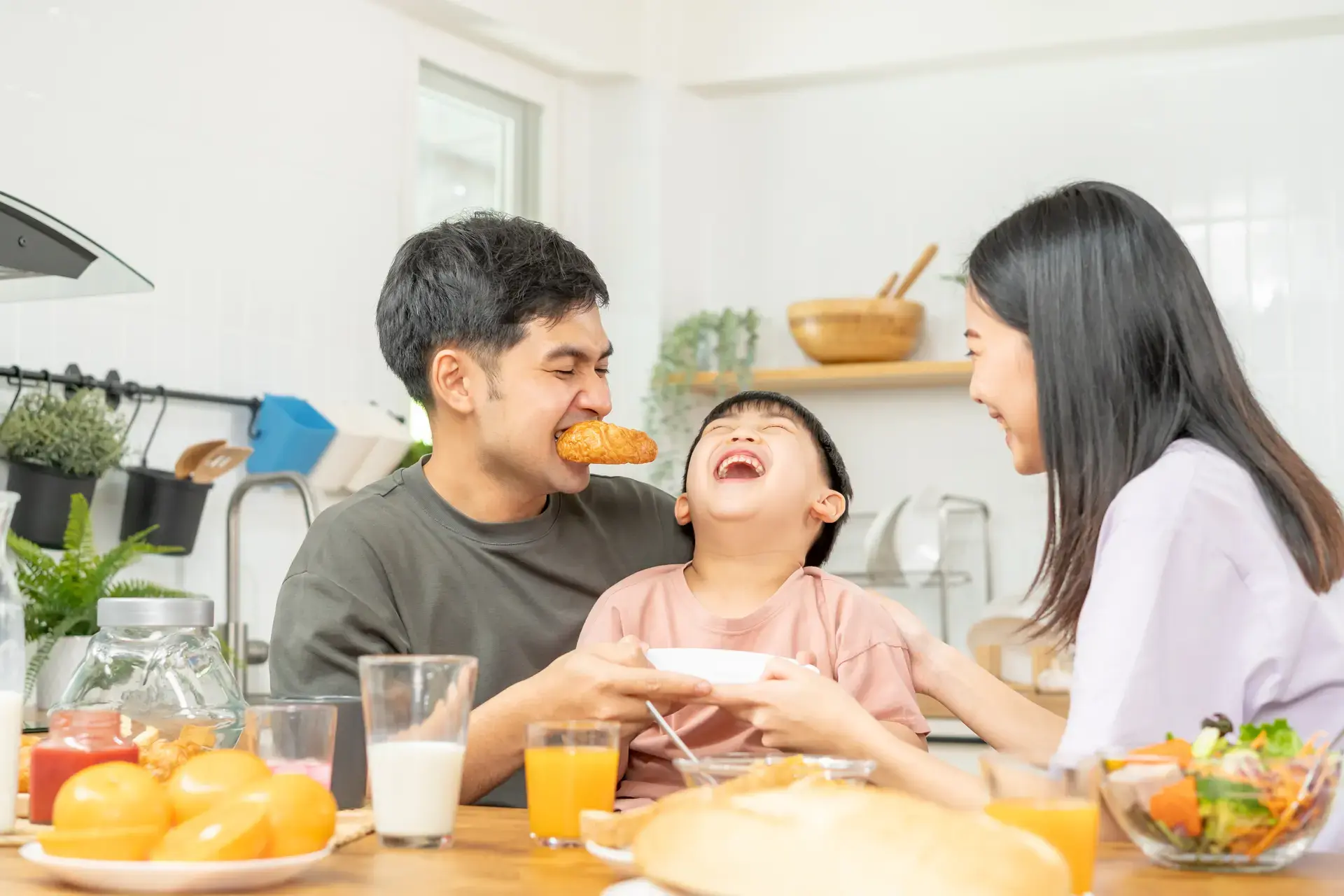 Masayang pamilyang umiinom ng sterilized milk tuwing almusal.