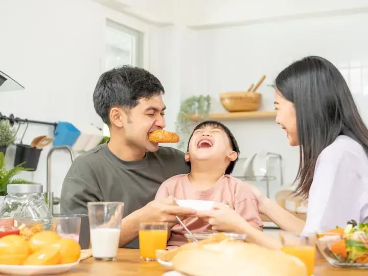 Masayang pamilyang umiinom ng sterilized milk tuwing almusal.