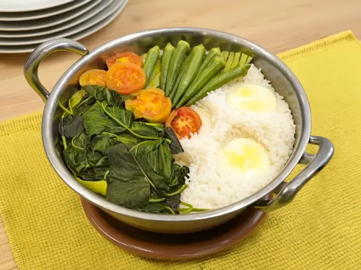 Steamed Vegetables and Eggs On Rice